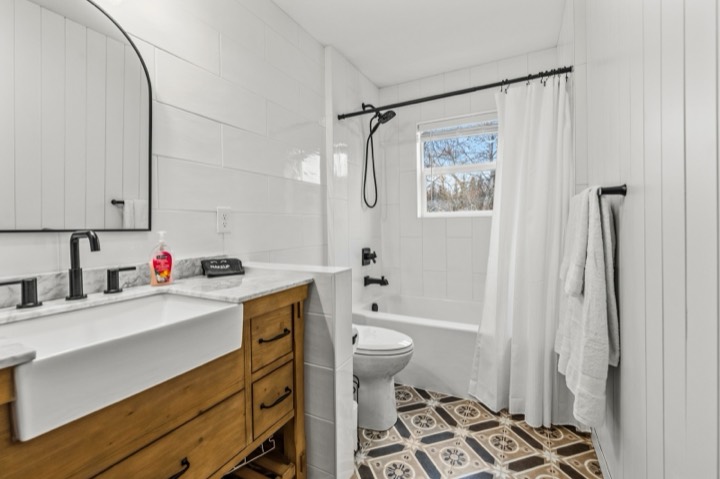 Bedroom and bathroom by Nicholson Construction
